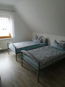 2 camas en una habitación con ventana en FEWO Tietz, en Wolmirstedt