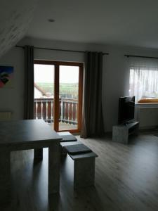 een woonkamer met een tafel en een groot raam bij FEWO Tietz in Wolmirstedt