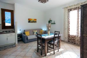 a living room with a table and a couch at Perla di Mare Appartamenti in Castelluzzo