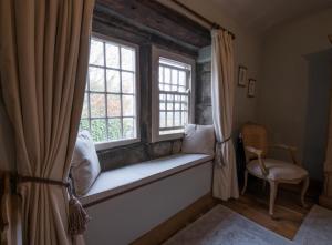 a window seat in the corner of a room at Swanfold in Hebden Bridge