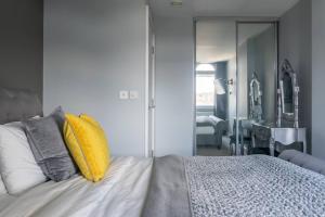 Кровать или кровати в номере Montpellier Apartment- The Heart of Harrogate Town Centre- One minute walk from the Famous Betty's Tea room extremely quiet entire apartment with homely living room huge TV and sound bar with a huge comfy Super King size beds sleeps four