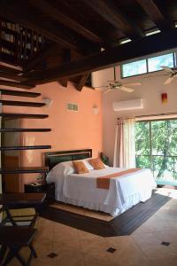 sypialnia z łóżkiem i schodami w obiekcie Casa la Selva w mieście Cancún
