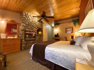เตียงในห้องที่ Majestic Mountain Inn