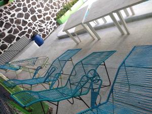 un grupo de sillas, una mesa y un banco en Hotel Montemar, en Acapulco