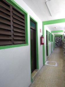 un pasillo de un edificio con paredes verdes y blancas en Hotel Montemar, en Acapulco