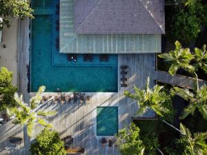 an overhead view of a swimming pool next to a house at Kûara Hotel in Arraial d'Ajuda