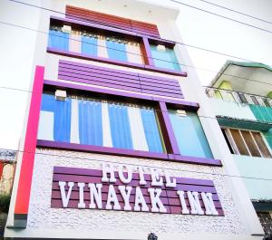 哈里瓦Hotel vinayak inn的侧面有标志的建筑物