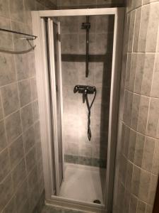 a shower with a black shower head in a bathroom at Calle Corbatto in Grado