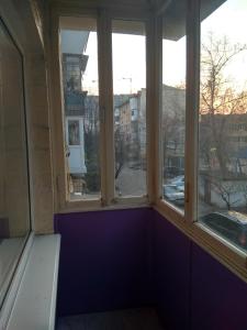 una habitación vacía con tres ventanas en un edificio en Alaska, en Kiev