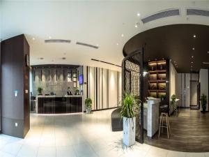 un vestíbulo con un bar en un edificio en Jinjiang Inn Select Qiaosinan Metro Station, Hangzhou en Hangzhou
