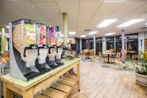 吉柯岛戴斯套房酒店餐厅或其他用餐的地方