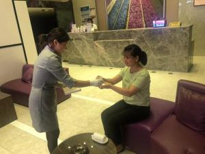 two women playing a video game in a store at Lavande Hotel Guiyang Huaguoyuan Shopping Mall in Guiyang