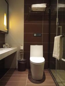 Phòng tắm tại IU Hotel Guiyang Jinyang Century City Shopping Center Chayuan Village Metro Vanke