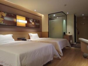 Posteľ alebo postele v izbe v ubytovaní IU Hotel Guiyang Jinyang Century City Shopping Center Chayuan Village Metro Vanke