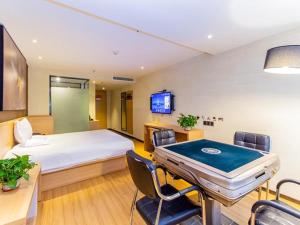 貴陽市にあるIU Hotel Guiyang Future Ark Poly New City Guiyu Hot Spring Storeの病院(ベッド1台、テーブル、椅子付)