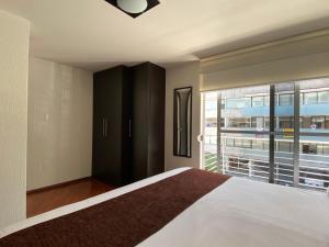 Tempat tidur dalam kamar di Grupo Kings Suites - Monte Chimborazo 567