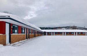 ein mit Schnee bedecktes Gebäude mit viel Schnee in der Unterkunft The Voy in Schreiber