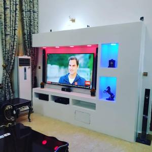 TV i/ili multimedijalni sistem u objektu Mexiloyd Luxury Rooms & Suites