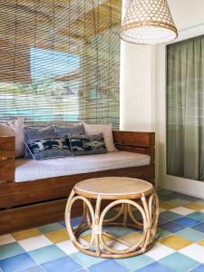 uma sala de estar com um sofá e uma mesa em The Chillhouse Canggu by BVR Bali Holiday Rentals em Canggu