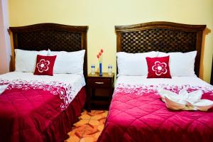 Postel nebo postele na pokoji v ubytování HOTEL EDELMIRA