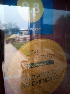 Um certificado, prêmio, placa ou outro documento exibido em Quinta da Ribeira