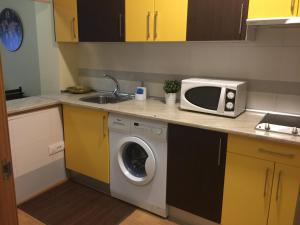 Η κουζίνα ή μικρή κουζίνα στο Apartamentos Turísticos Clavero 2 +14 φωτογραφίες