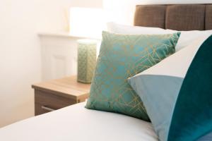 Katil atau katil-katil dalam bilik di 4 Bedroom - Contractor Home - Free Parking