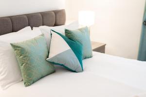 Katil atau katil-katil dalam bilik di 4 Bedroom - Contractor Home - Free Parking