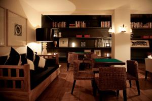 uma sala de estar com um sofá, uma mesa e cadeiras em Hotel Trias em Palamós