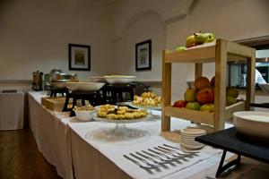 ein Tisch mit einem Buffet mit Speisen drauf in der Unterkunft O2 Hotel Buenos Aires in Buenos Aires