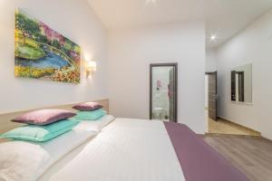 Posteľ alebo postele v izbe v ubytovaní Global Suites Budapest