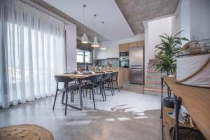 Un comedor con una mesa y sillas en una cocina. en Emmeleia mare, en Agia Pelagia