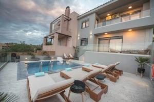una casa con piscina delante en Emmeleia mare, en Agia Pelagia