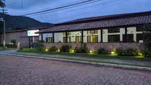 un edificio con luces delante en Pousada Albamar Guarujá, en Guarujá