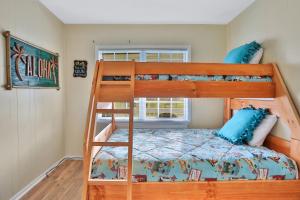 Двухъярусная кровать или двухъярусные кровати в номере Seaside Cottage
