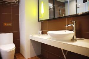 貴陽市にあるIU Hotel Guiyang Future Ark Poly New City Guiyu Hot Spring Storeの洗面台とトイレ付きのバスルーム +18枚の写真