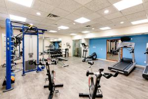 einen Fitnessraum mit Laufbändern und Heimtrainern in einem Zimmer in der Unterkunft Forest Park Hotel in Jasper