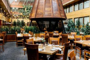 Restaurant o un lloc per menjar a Forest Park Hotel