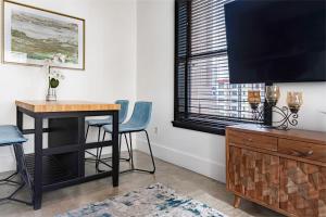 sala de estar con mesa y TV de pantalla plana en Fashion Loft 2 bedroom Downtown en Los Ángeles