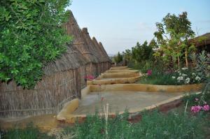 un conjunto de escalones que conducen a un jardín con flores en Badry Sahara Camp, en Bawati