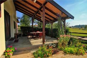 巴伊纳巴什塔Apartmani Petrovic Tara的天井设有木凉亭和桌子