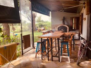 una sala da pranzo con tavoli, sedie e camino di Altos de Empalme a Lobos