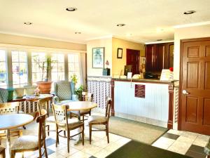 eine Küche und ein Esszimmer mit Tischen und Stühlen in der Unterkunft Pilgrim Inn in Lee