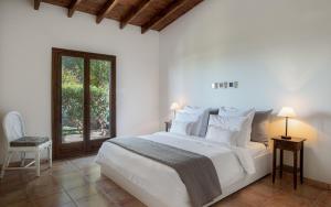 VagiaにあるMarina's Paradise Summer Houseのベッドルーム(大きな白いベッド1台、窓付)