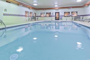 - une piscine d'eau bleue dans un bâtiment dans l'établissement Holiday Inn Express Greensburg, an IHG Hotel, à Greensburg