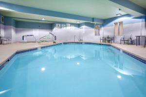 a large swimming pool in a hotel room at Holiday Inn Express & Suites Lincoln City by IHG in Lincoln City