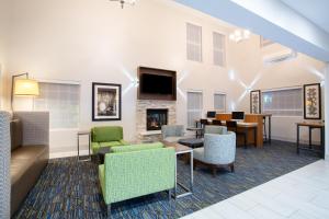 Holiday Inn Express & Suites Lincoln City, an IHG Hotel tesisinde bir oturma alanı