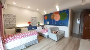 - une chambre pour enfants avec un lit et un canapé dans l'établissement ChaoPingJia Homestay, à Luodong