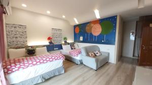 Habitación infantil con cama y sofá en ChaoPingJia Homestay, en Luodong