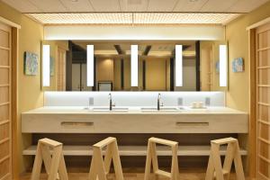 京都市にある京の温所 丸太町 #7の大きなバスルーム(大きなシンク、スツール2つ付) +39枚の写真